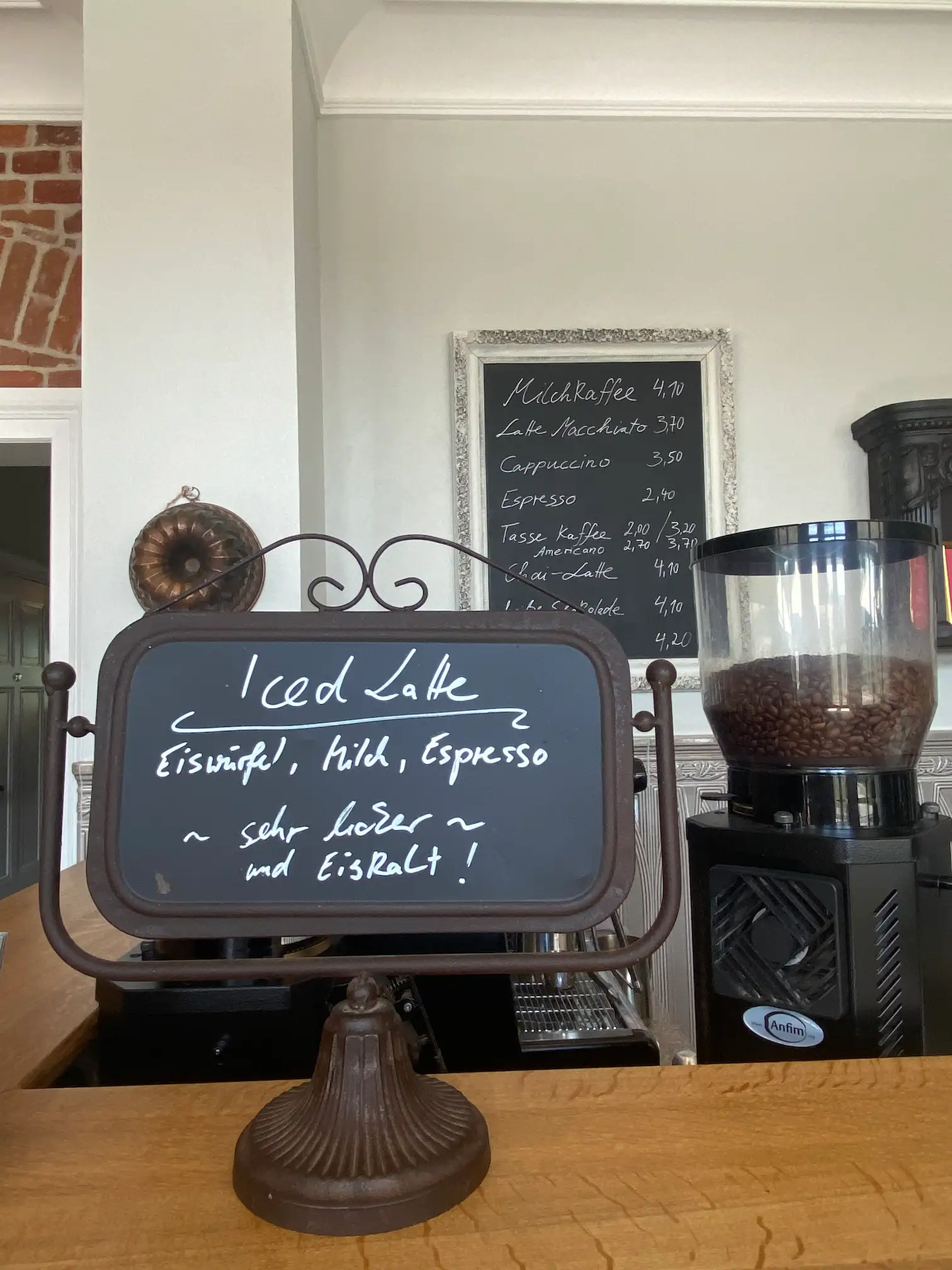 Iced Latte im Cafe genießen